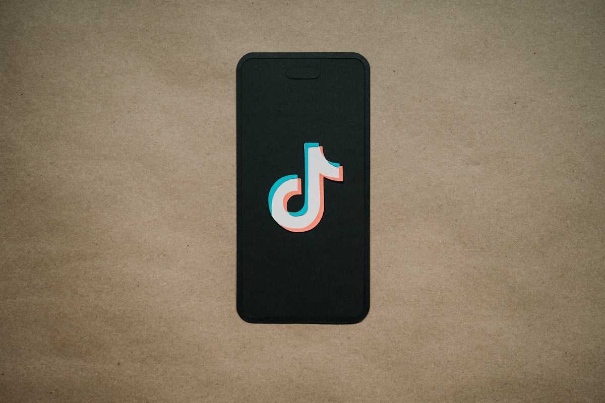 a cell phone with the letter d on it