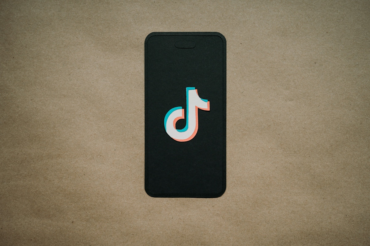 a cell phone with the letter d on it