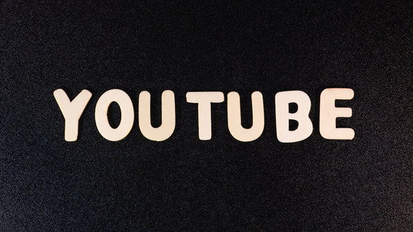 un primer plano de la palabra youtube sobre un fondo negro