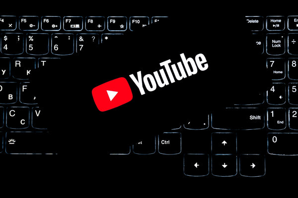 Logo de Youtube en un teclado retroiluminado.