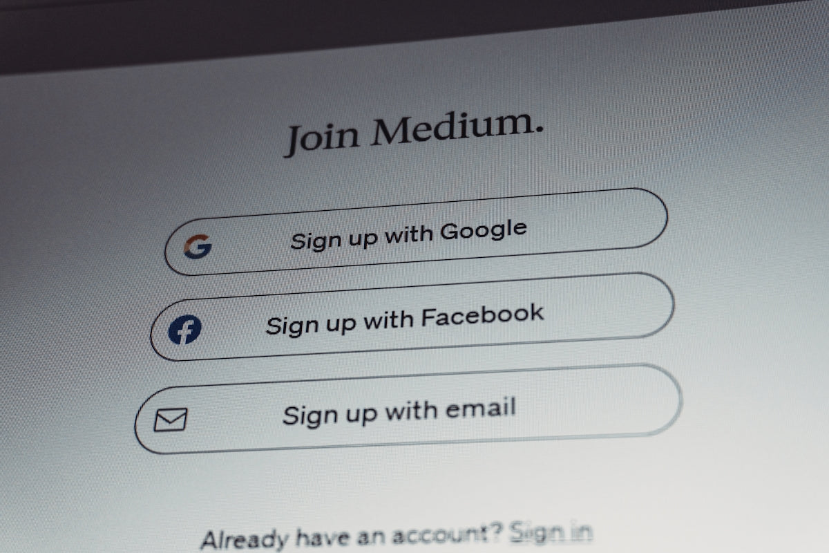 Sign up options for medium with google, facebook, or email.